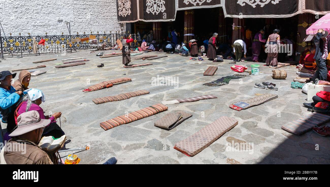 Matten vor dem Jokhang Tempel. Wird für die Niederwerfung durch buddhistische Pilger verwendet: Den Körper nach vorne fallen lassen und ihn in voller Länge auf den Boden strecken. Stockfoto