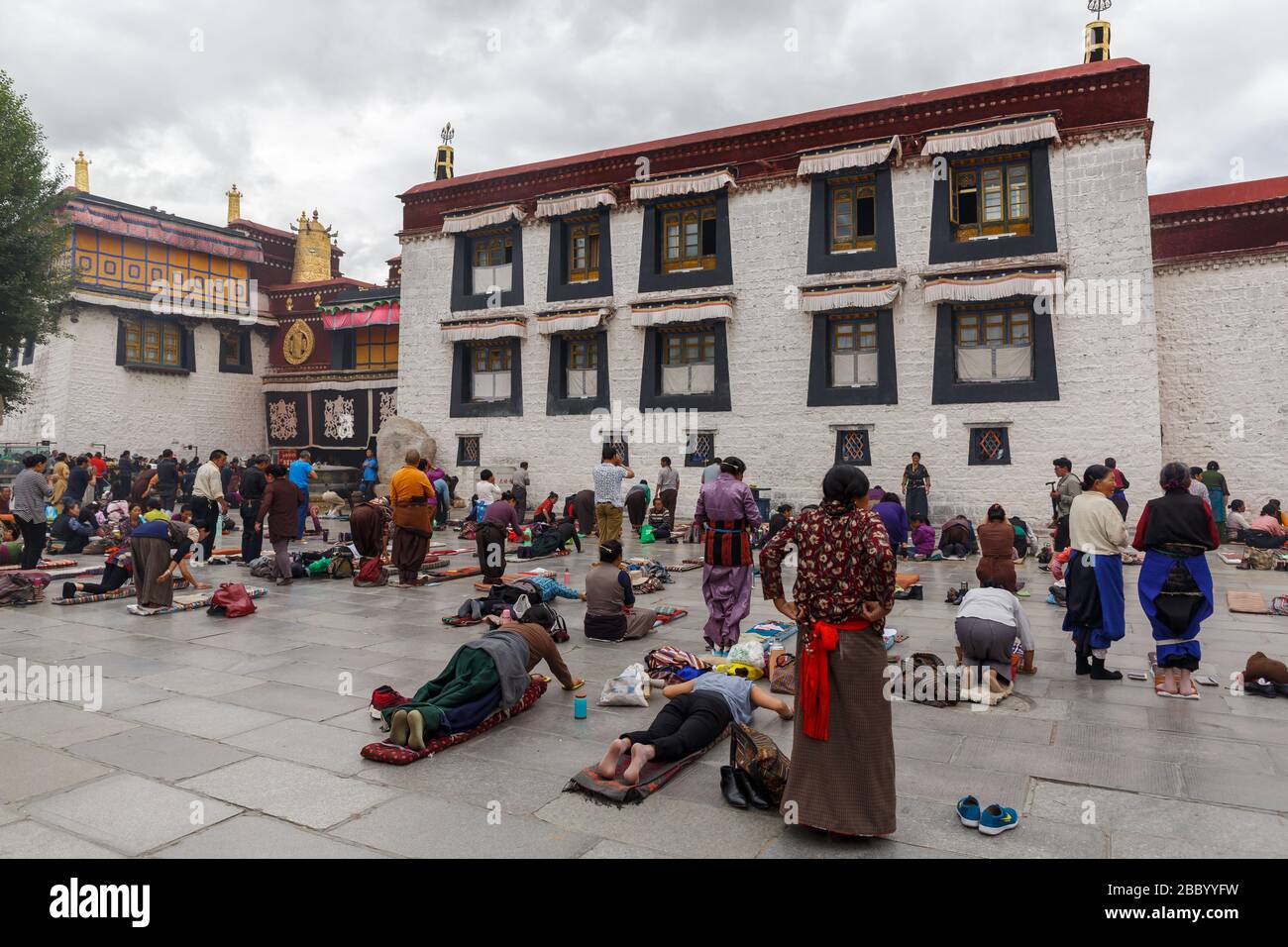 Pilger beten vor dem Jokhang-Tempel an. Der buddhistische Tempel auf dem Barkhor-Platz gilt als der heiligste und wichtigste Tempel Tibets. Stockfoto