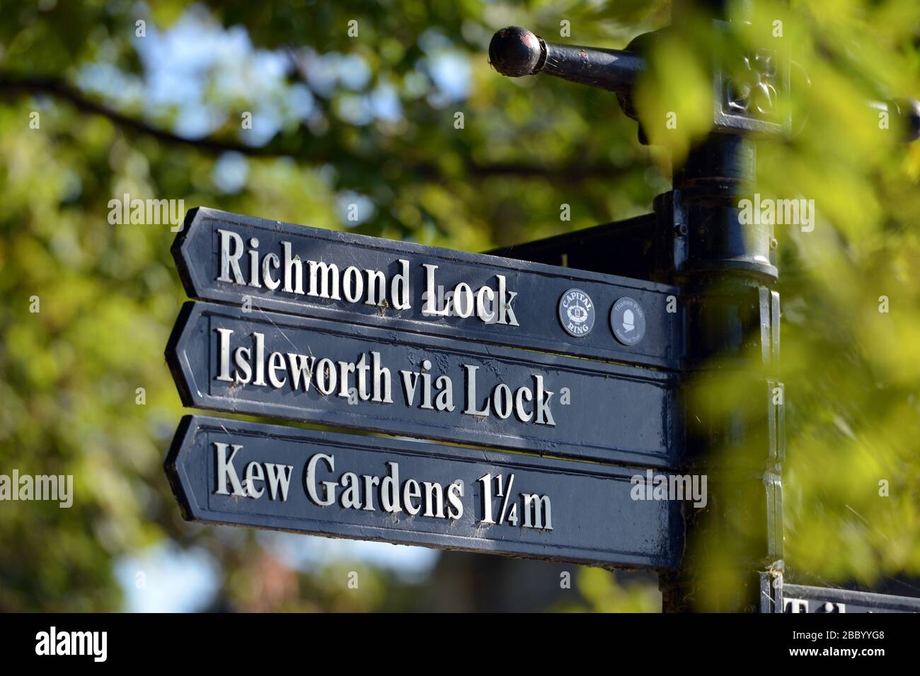 Wegweiser, Richmond Riverside, Richmond, London, Großbritannien Stockfoto