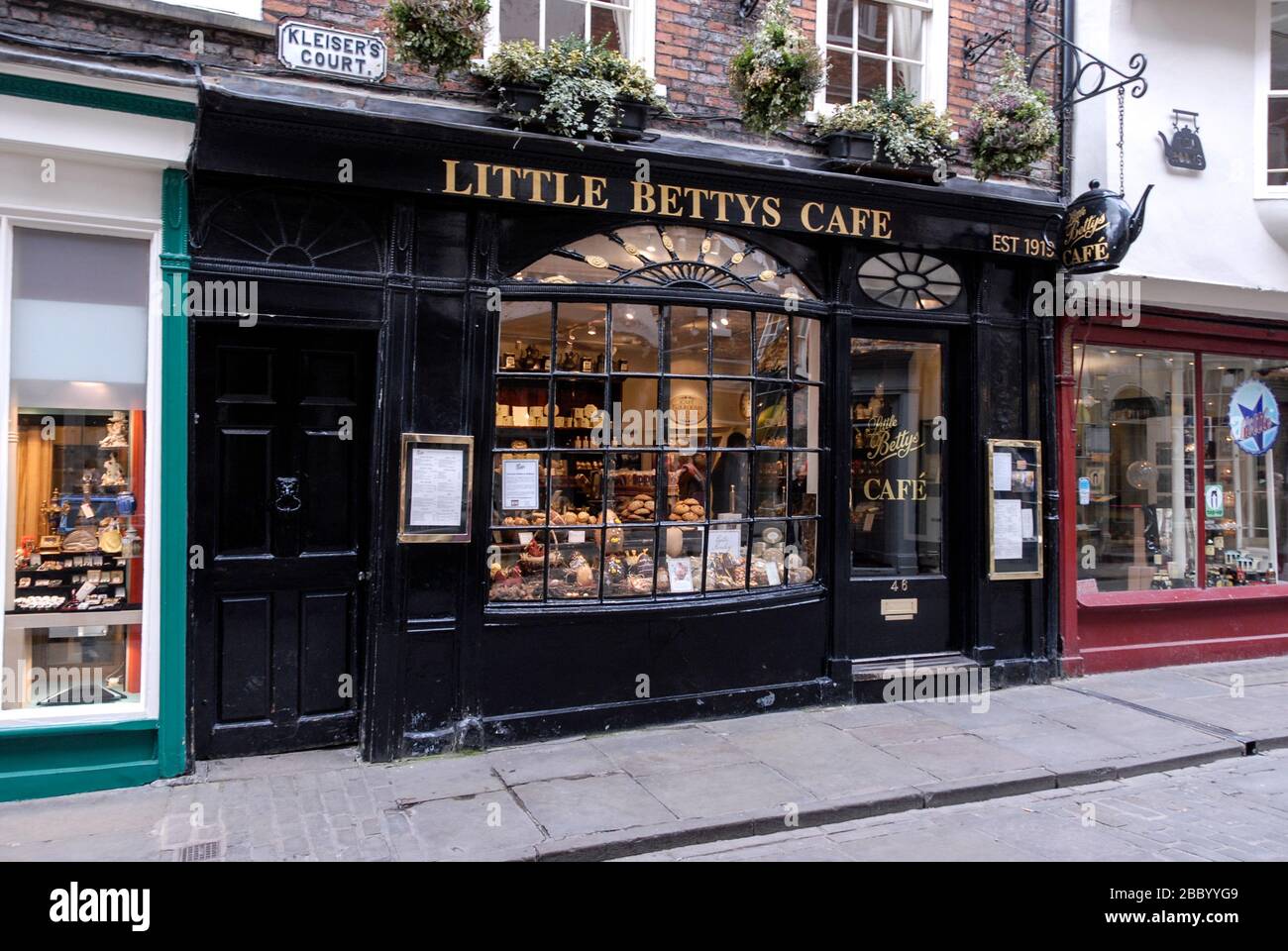 Little Betty's Café (1915) in Stonegate, einer mittelalterlichen Einkaufsstraße im historischen Viertel von York in Yorkshire, England. Betty's Tea Rooms/Café Stockfoto
