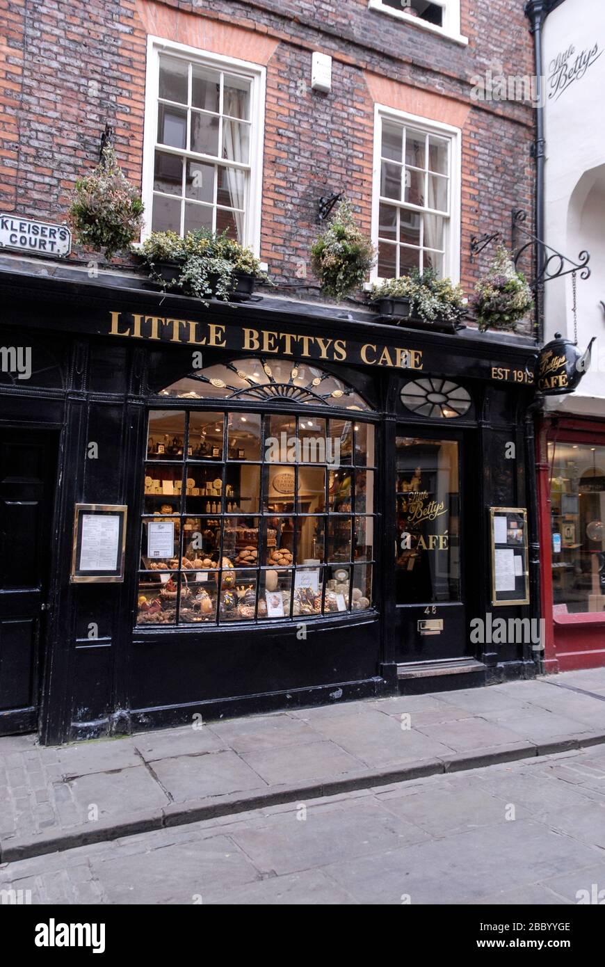 Little Betty's Café (1915) in Stonegate, einer mittelalterlichen Einkaufsstraße im historischen Viertel von York in Yorkshire, England. Betty's Tea Rooms/Café Stockfoto