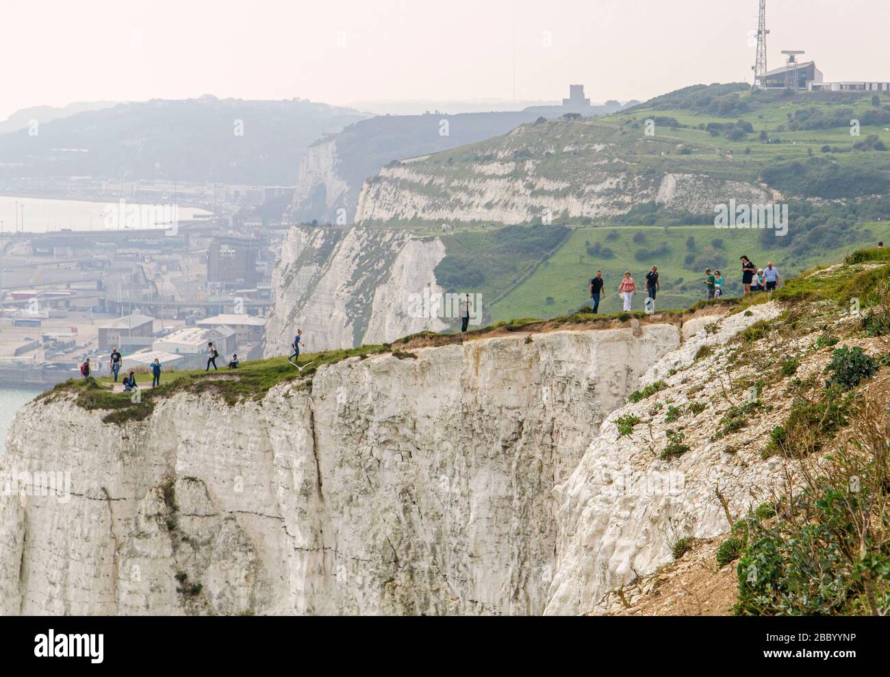 Weiße Klippen von Dover mit Spaziergängern und Ausblicken Stockfoto