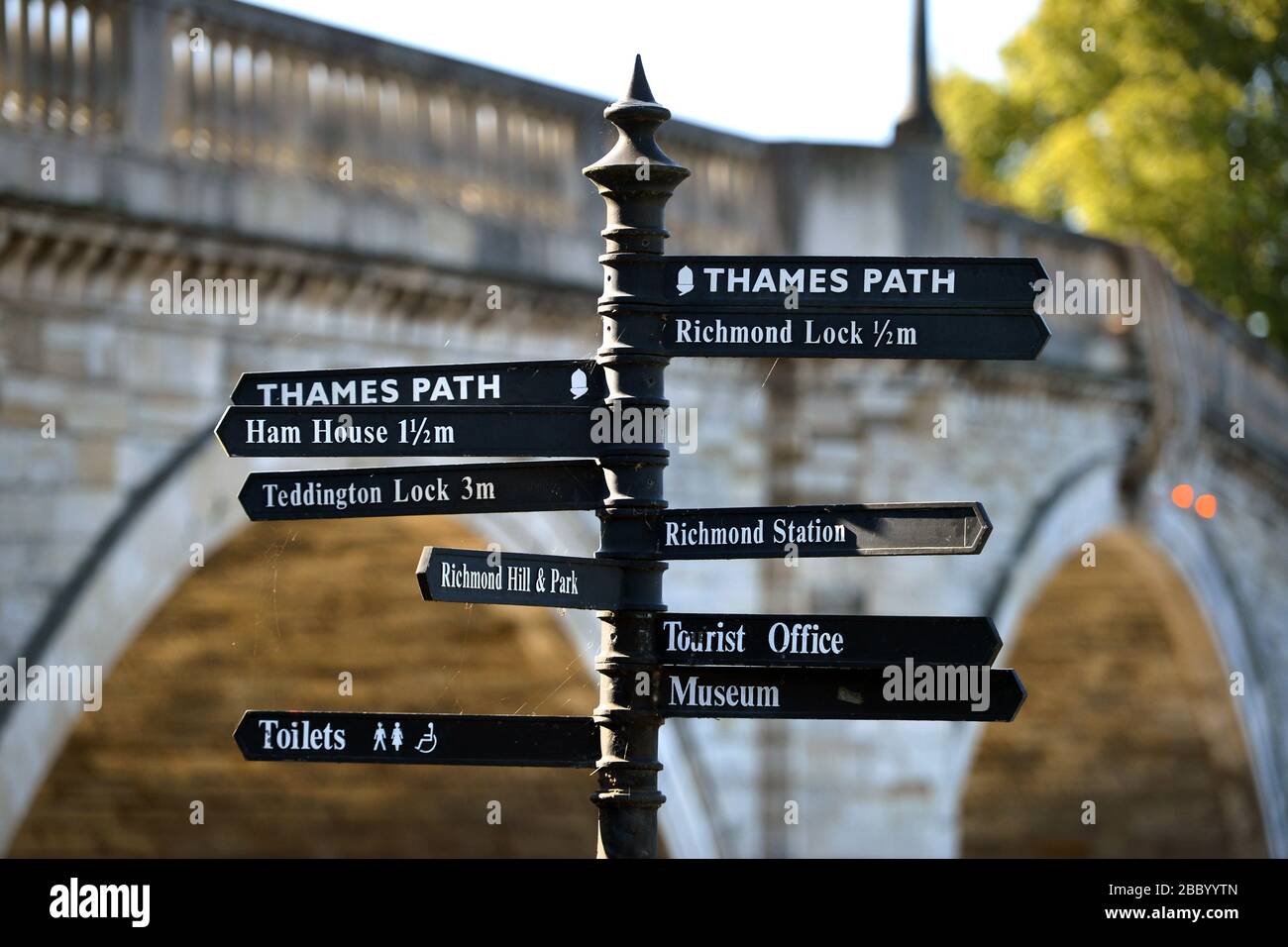 Wegweiser zum Thames Path, Richmond Riverside, Richmond, London, Großbritannien Stockfoto