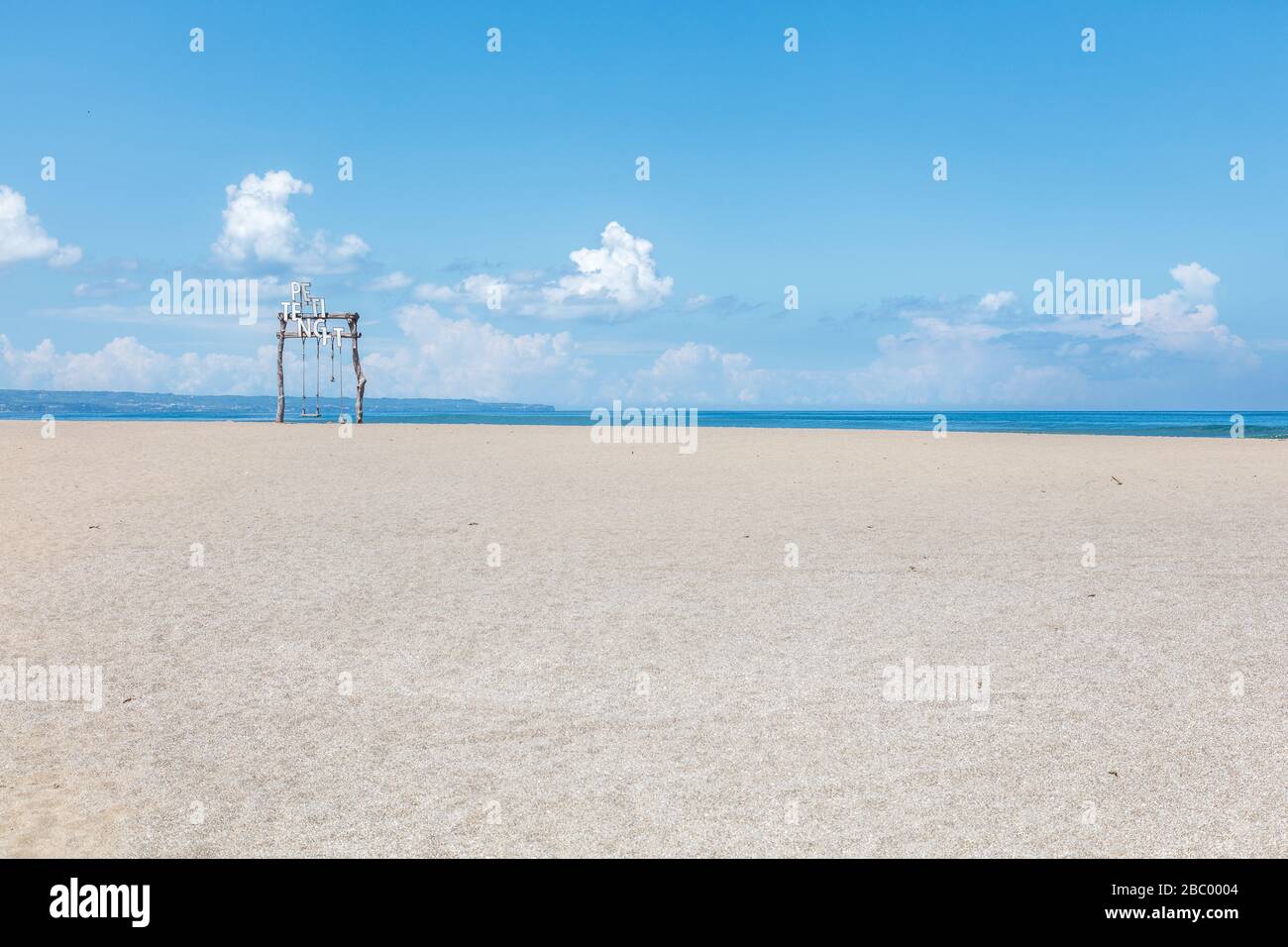 Absolut leerer Petitenget Beach (Pantai Petitenget) wegen Quarantäne für COVID-19 geschlossen. Seminyak, eine der beliebtesten Touristengegenden Balis. Indonesien. Stockfoto