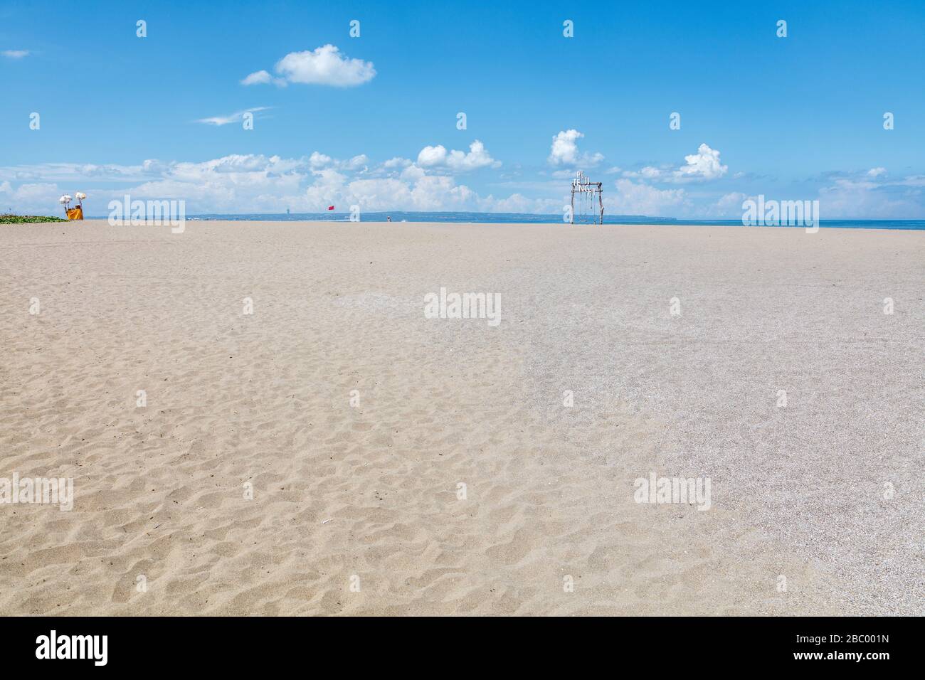 Absolut leerer Petitenget Beach (Pantai Petitenget) wegen Quarantäne für COVID-19 geschlossen. Seminyak, eine der beliebtesten Touristengegenden Balis. Indonesien. Stockfoto