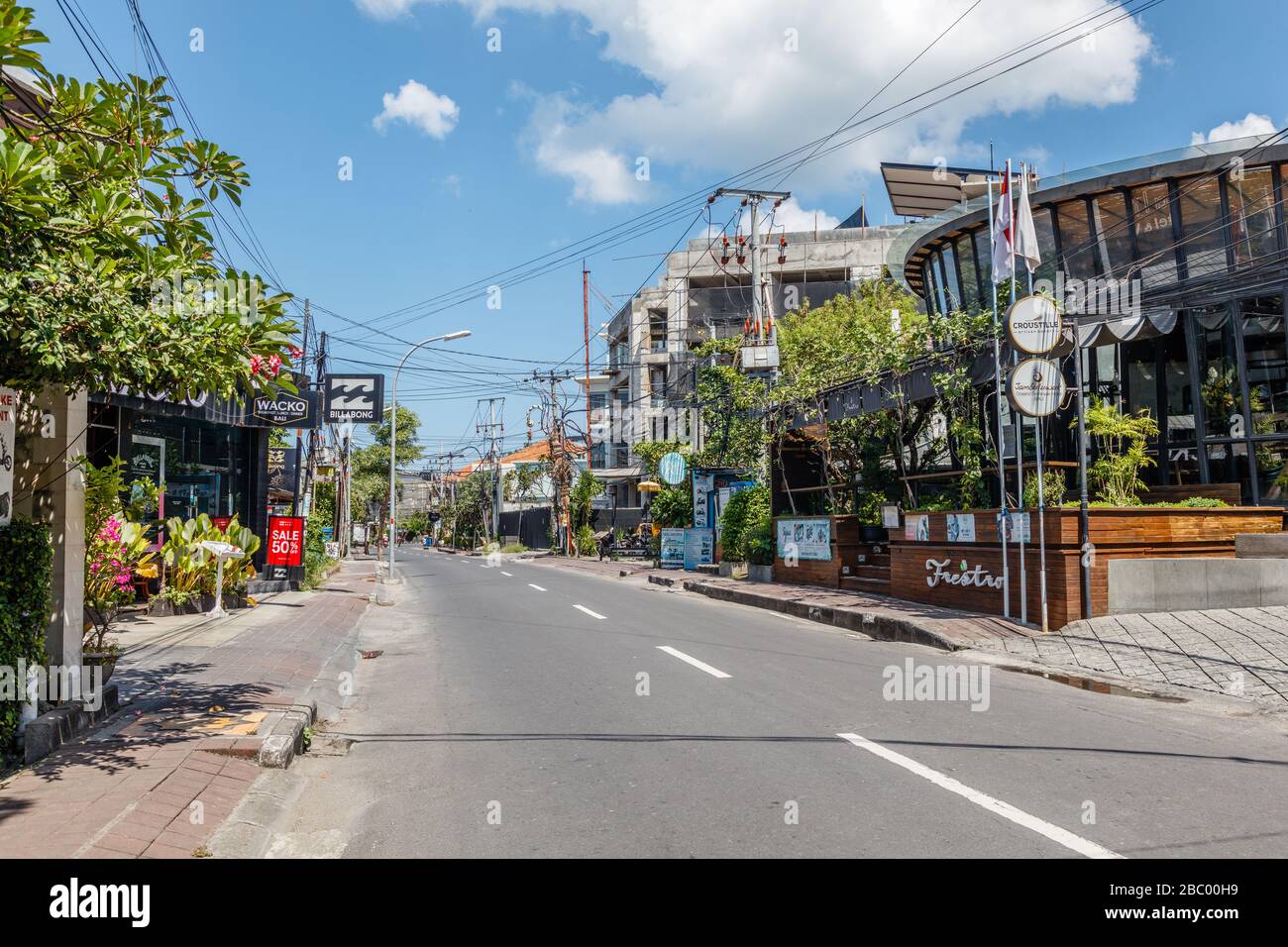 April 2020. Leere Straßen von Bali. Quarantäne für COVID-19. Petitenget, eine der beliebtesten Touristengegenden von Bali. Indonesien. Stockfoto