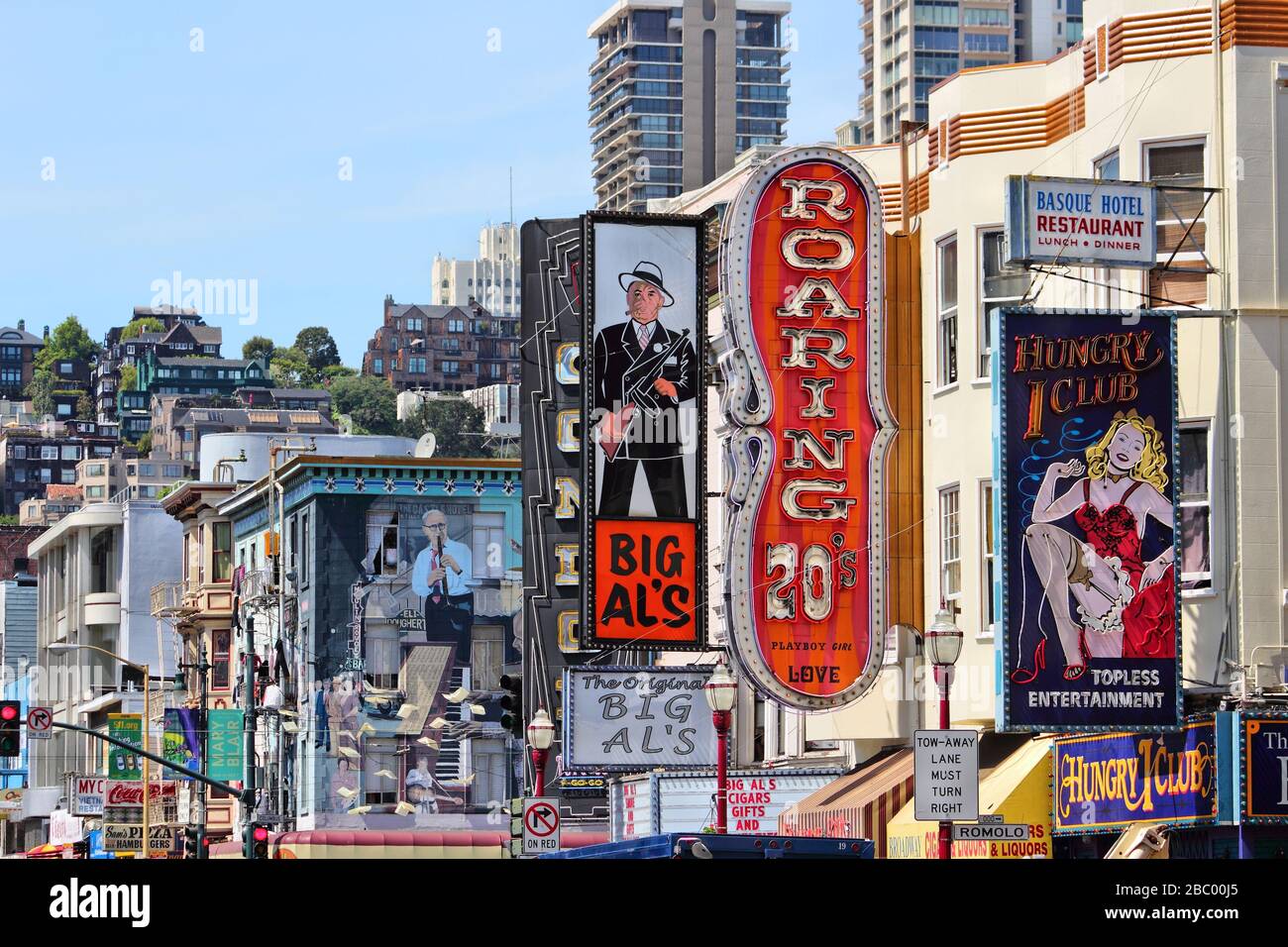 SAN FRANCISCO, USA - 8. APRIL 2014: Broadway Street Neons in San Francisco, USA. Der Broadway ist traditionell das Rotlichtviertel der SF. Stockfoto