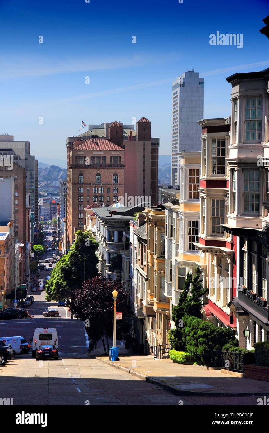SAN FRANCISCO, USA - April 8, 2014: Leute fahren in den steilen Straßen von San Francisco, USA. San Francisco ist die 4. die bevölkerungsreichste Stadt in Kalifornien Stockfoto