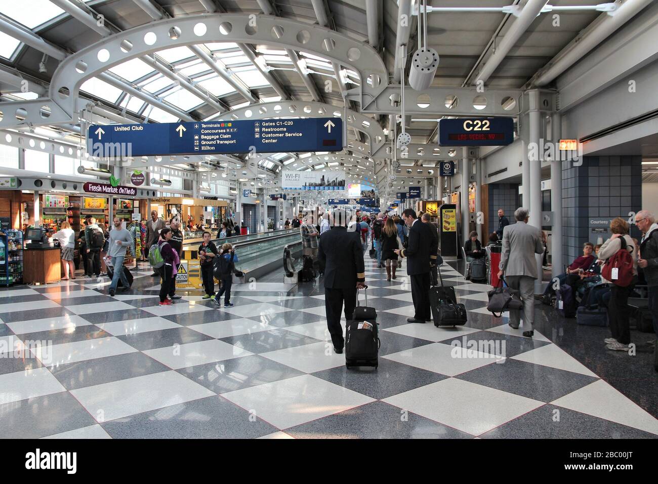 Chicago, USA - 1. APRIL 2014: Piloten gehen zum Gate am Chicago O'Hare International Airport in den USA. Es war der 5. Meistbefahrene Flughafen der Welt mit 66, Stockfoto