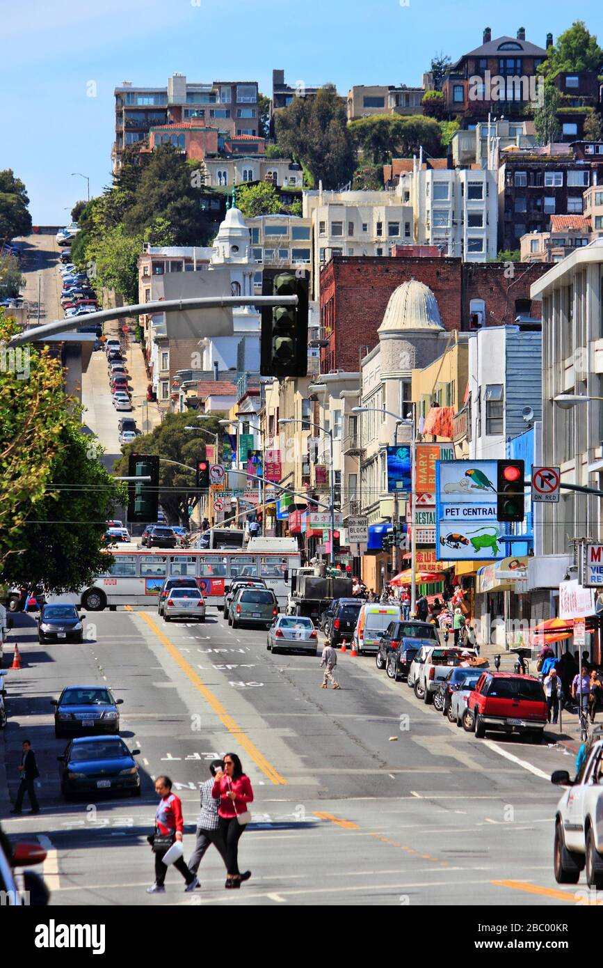 San FRANCISCO, USA - 8. APRIL 2014: Broadway Street in San Francisco, USA. Der Broadway ist traditionell das Rotlichtviertel der SF. Stockfoto