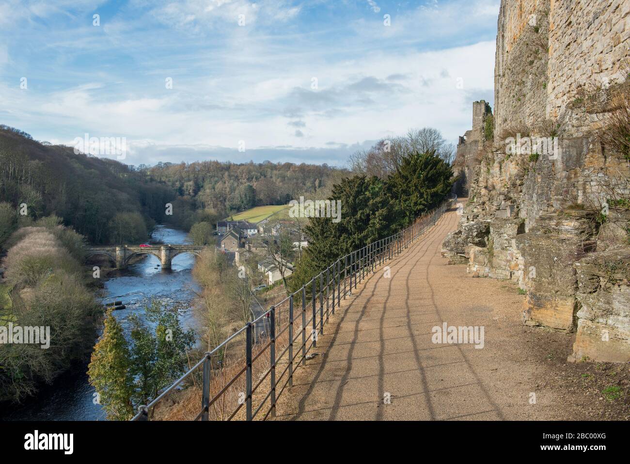 Castle Walk, ein Fußweg unterhalb der Mauern von Richmond Castle mit Blick auf den River Swale und die untere Swaledale Stockfoto