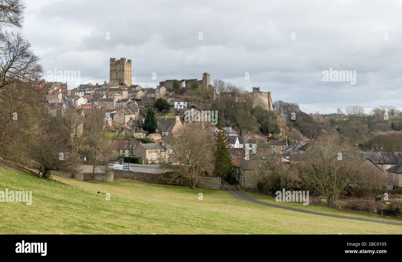 Blick über die Stadt Richmond in North Yorkshire mit dem Bergfried der historischen Burg, der in der Aussicht steht Stockfoto