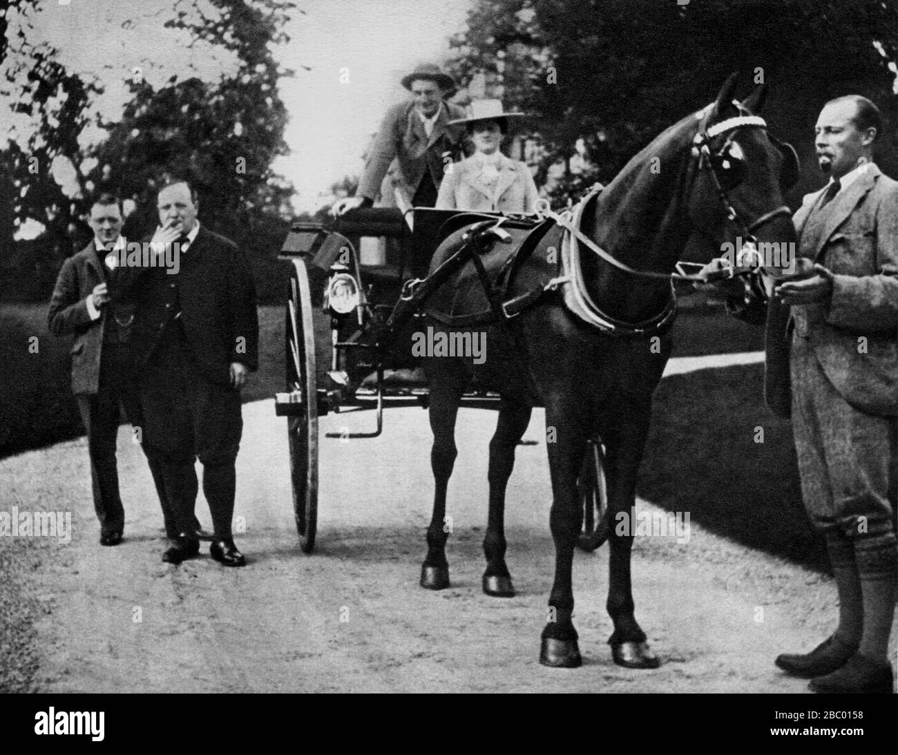 Churchill im Urlaub in Guisachin, schottisches Zuhause von Cousin Lord Tweedmouth. L-R Churchill, Haldane, Sir Edward Gey, Lady Grey, Lord Tweedmouth. 1901 Stockfoto