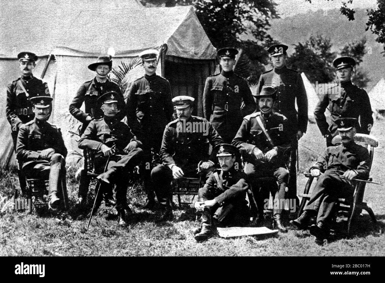 Winston Churchill mit Bruderoffizieren in den Husaren von Oxfordshire und Buckinghamshire. Vor dem Herzog von Marlborough: Oben links: Bruder Jack.1908. Stockfoto