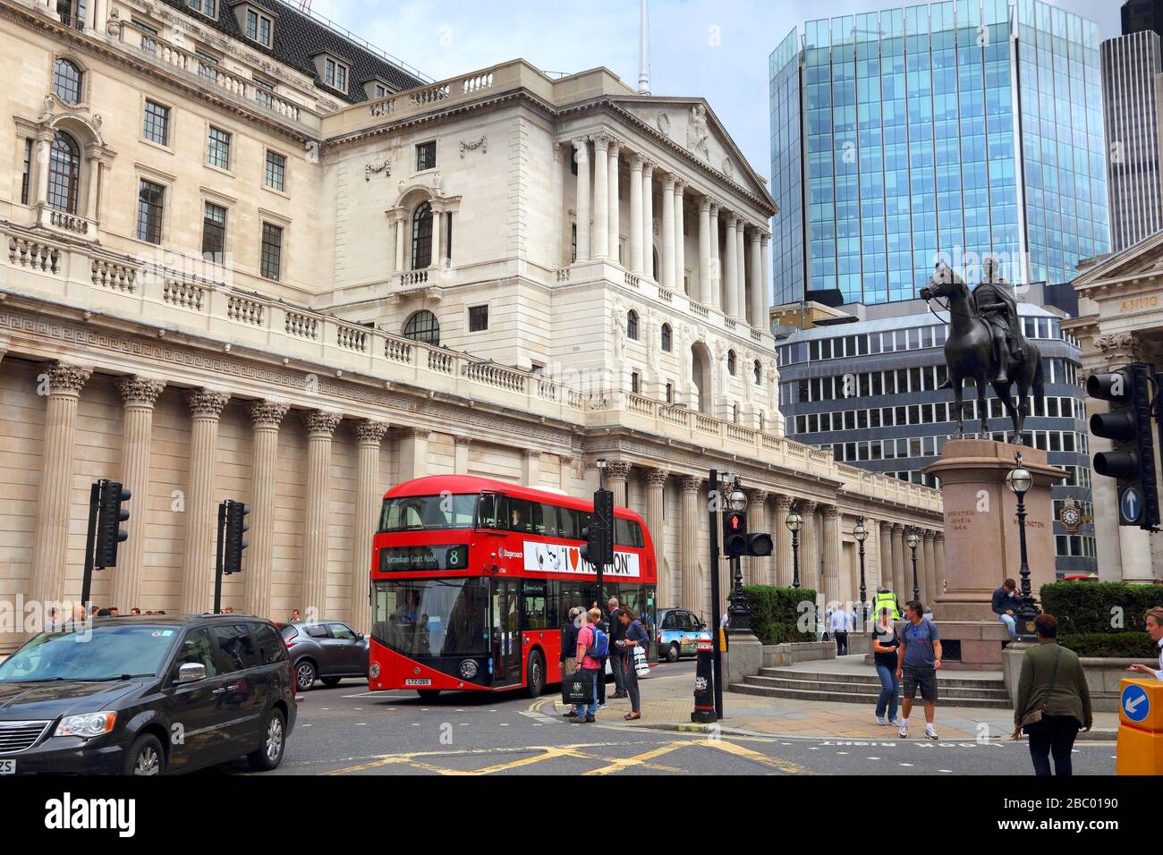 LONDON, Großbritannien - 8. JULI 2016: die Menschen besuchen Bank Kreuzung in London, UK. London ist die bevölkerungsreichste Stadt in Großbritannien mit 13 Millionen Menschen, die in der m Stockfoto