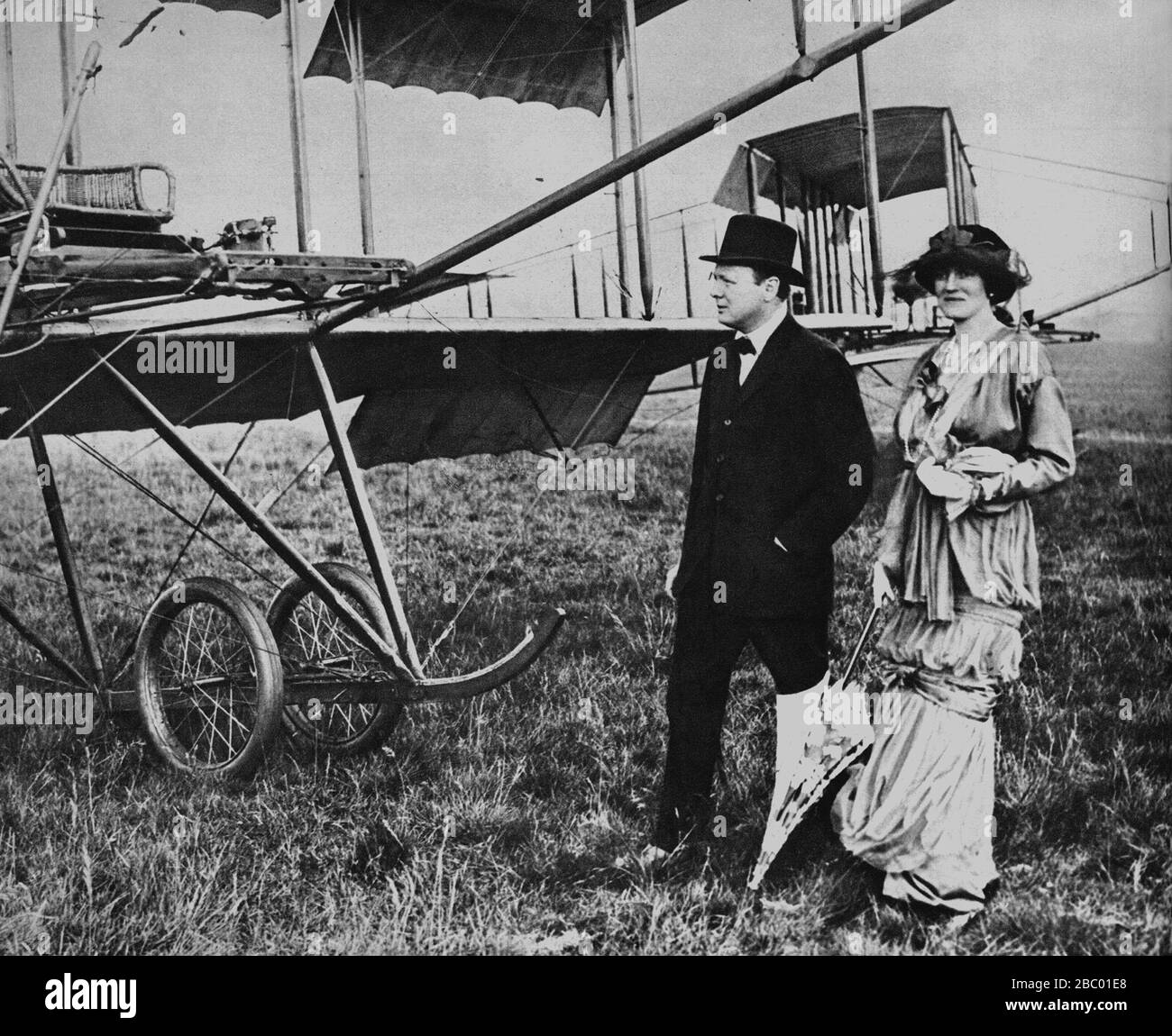 Winston Churchill mit Frau Churchill besucht die Hendon Flying School 1914 Stockfoto