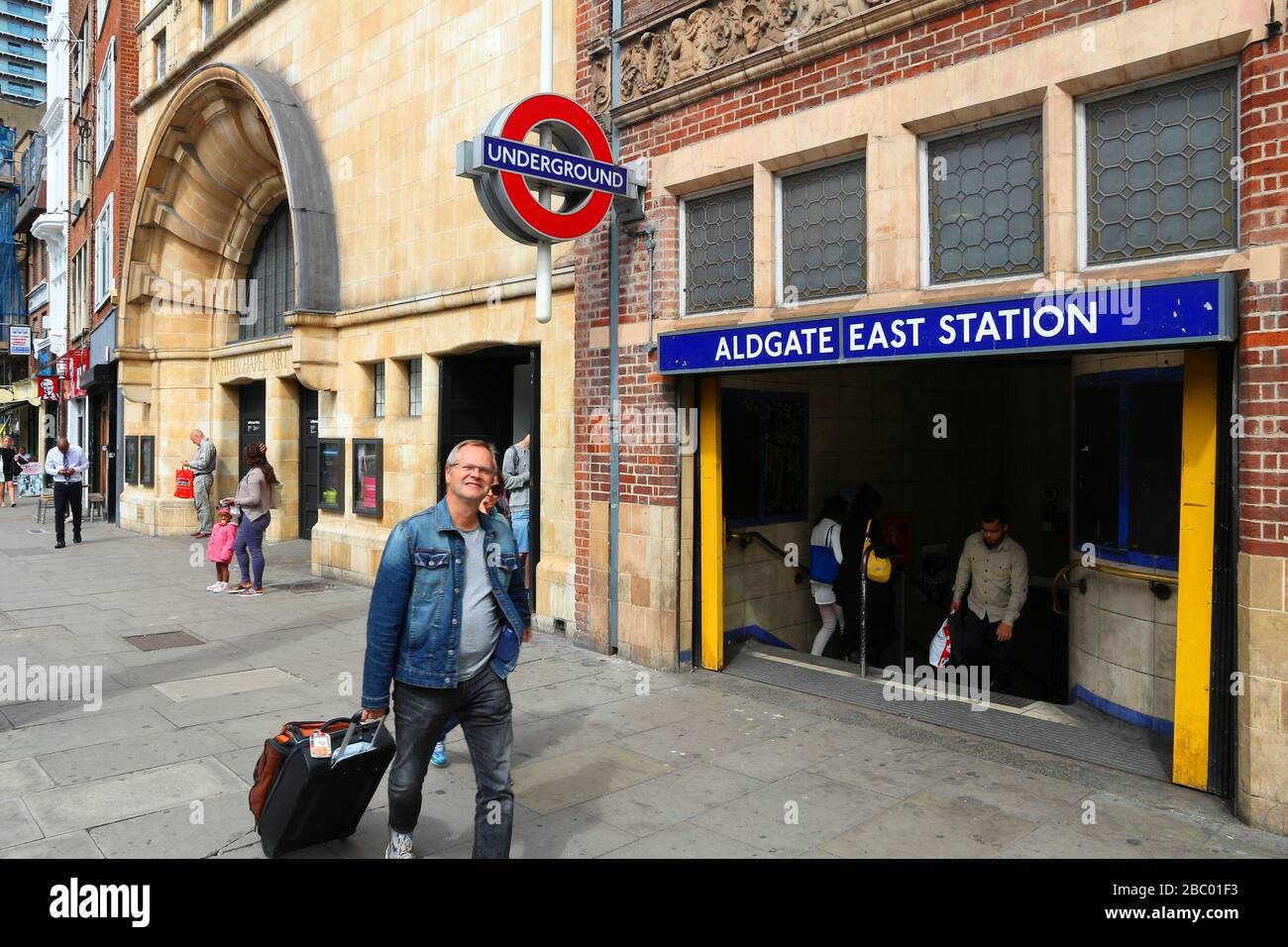 LONDON, Großbritannien - 7. JULI 2016: Menschen besuchen Aldgate East in Whitechapel, London, Großbritannien. London ist mit 13 Millionen Menschen die bevölkerungsreichste Stadt Großbritanniens Stockfoto