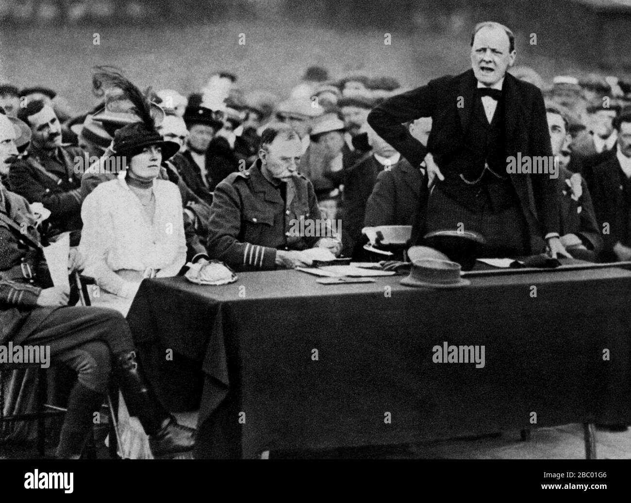 Winston Churchill, mit Frau Churchill zu seiner Rechten, spricht eine Sitzung in Enfield Munion Works.1915 an Stockfoto