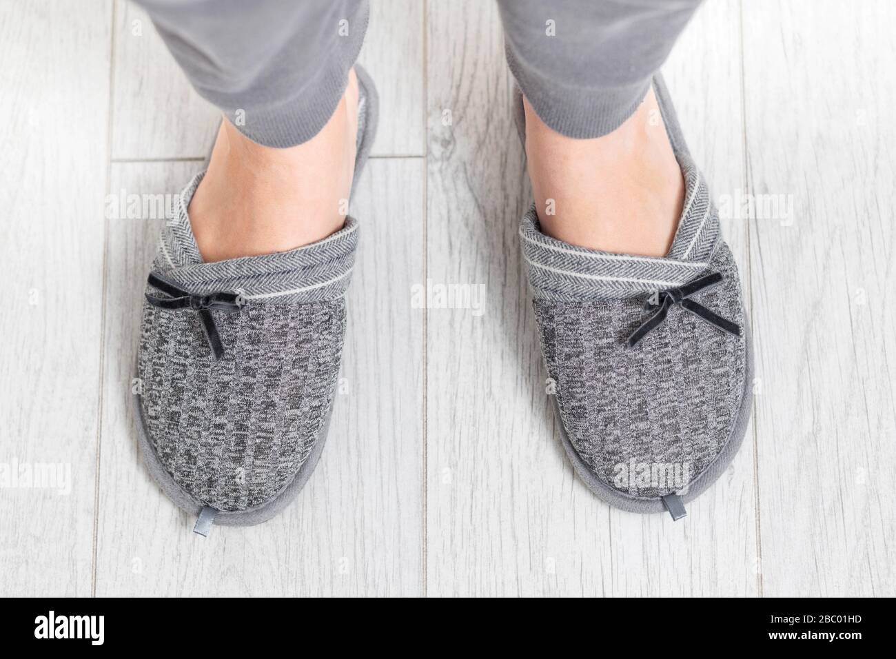 Modernes Porträt von Hausschuhen hellgrau auf weißem Hintergrund für modisches Lifestyle-Design. Schuhe Hintergrund. Home Schuhwerk Design Kollektion. Gemütliches Winterkonzept. Gemütliches Zuhause. Draufsicht. Stockfoto