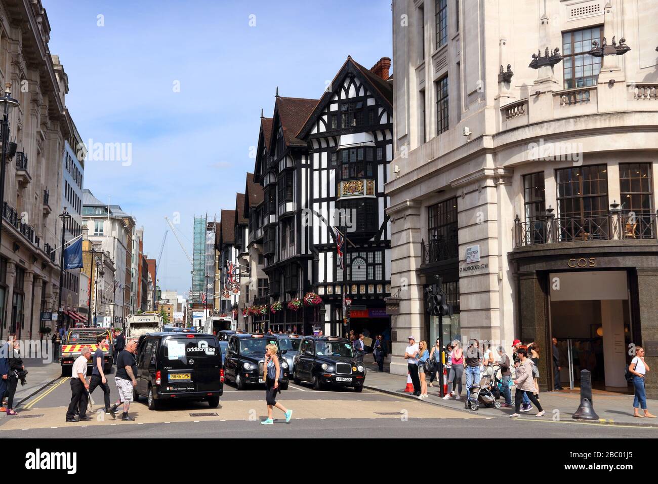 LONDON, Großbritannien - 7. JULI 2016: People Shop in Regent Street und Great Marlborough Street in London UK. London ist mit 13 die bevölkerungsreichste Stadt Großbritanniens Stockfoto