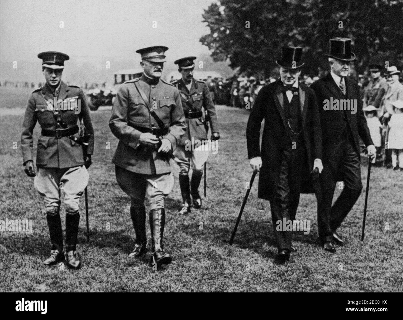 Winston Churchill bei einer Investitur im Hyde Park mit dem Prinzen von Wales, General Pershing und John W. Davis, dem amerikanischen Botschafter. Juli 1919 Stockfoto