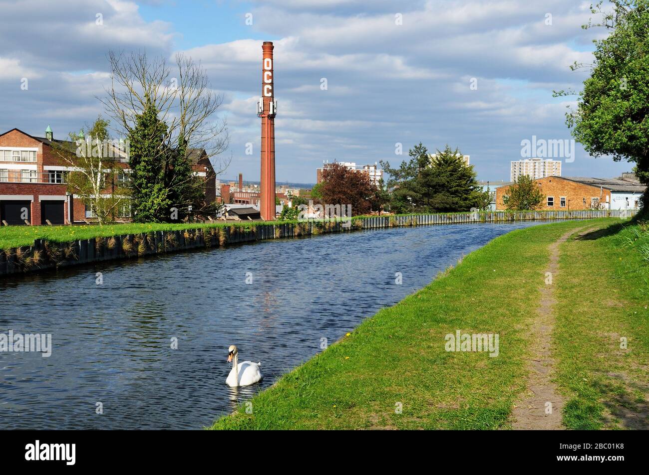 Der New River in der Nähe von Finsbury Park, North London UK, mit Harringay Warehouse Disrict im Hintergrund Stockfoto