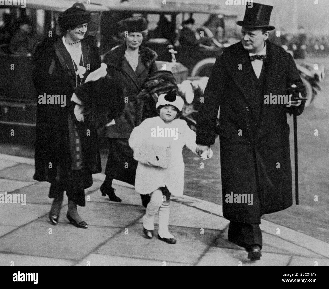 Winston Churchill begleitet mit seiner Frau und Tochter Sarah, Ankunft am Buckingham Palace für märz Vergangenheit der Wachen auch, Frau Sarah Henley. 1919. Stockfoto
