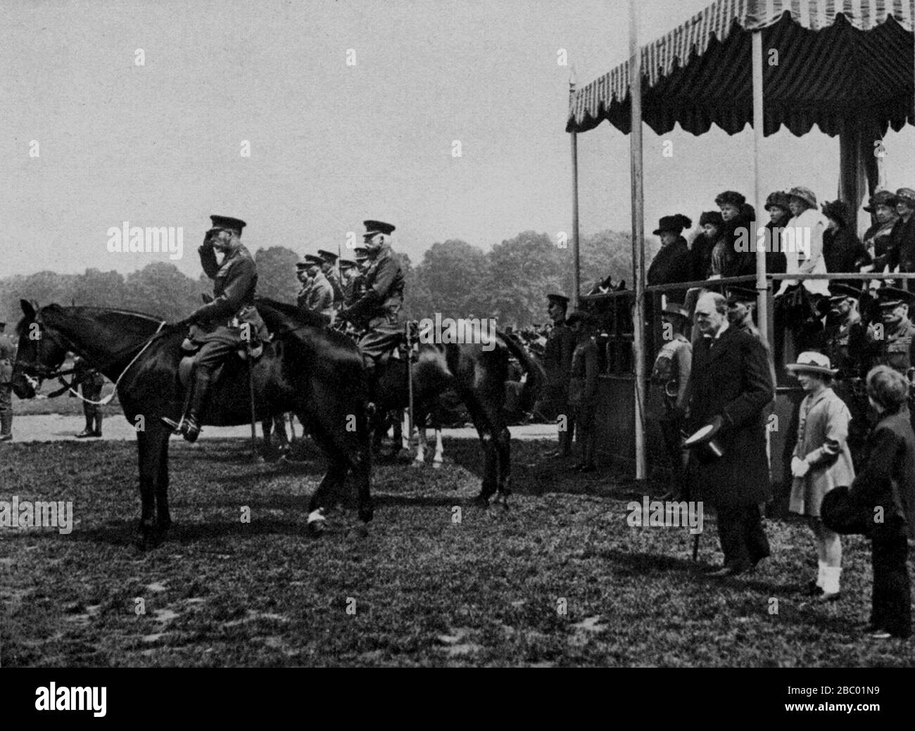 Winston Churchill mit seinen beiden Kindern Randolph und Sarah im Trooping of the Color, Hyde Park. König George V nimmt den Gruß.5. Juni 1920. Stockfoto