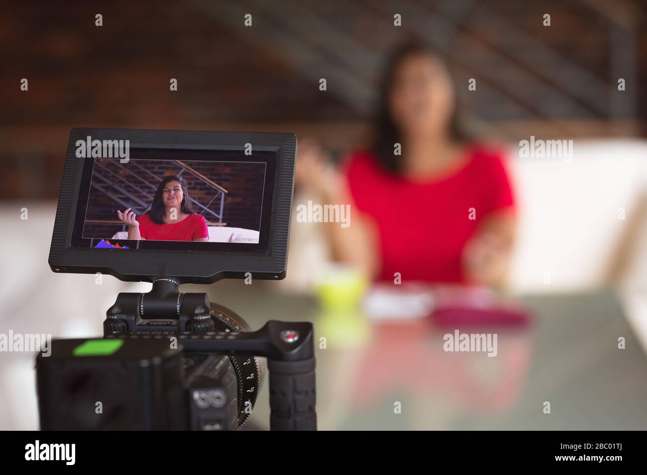 Selbstisolierender weiblicher Vlogger in der Größe Plus zu Hause Stockfoto