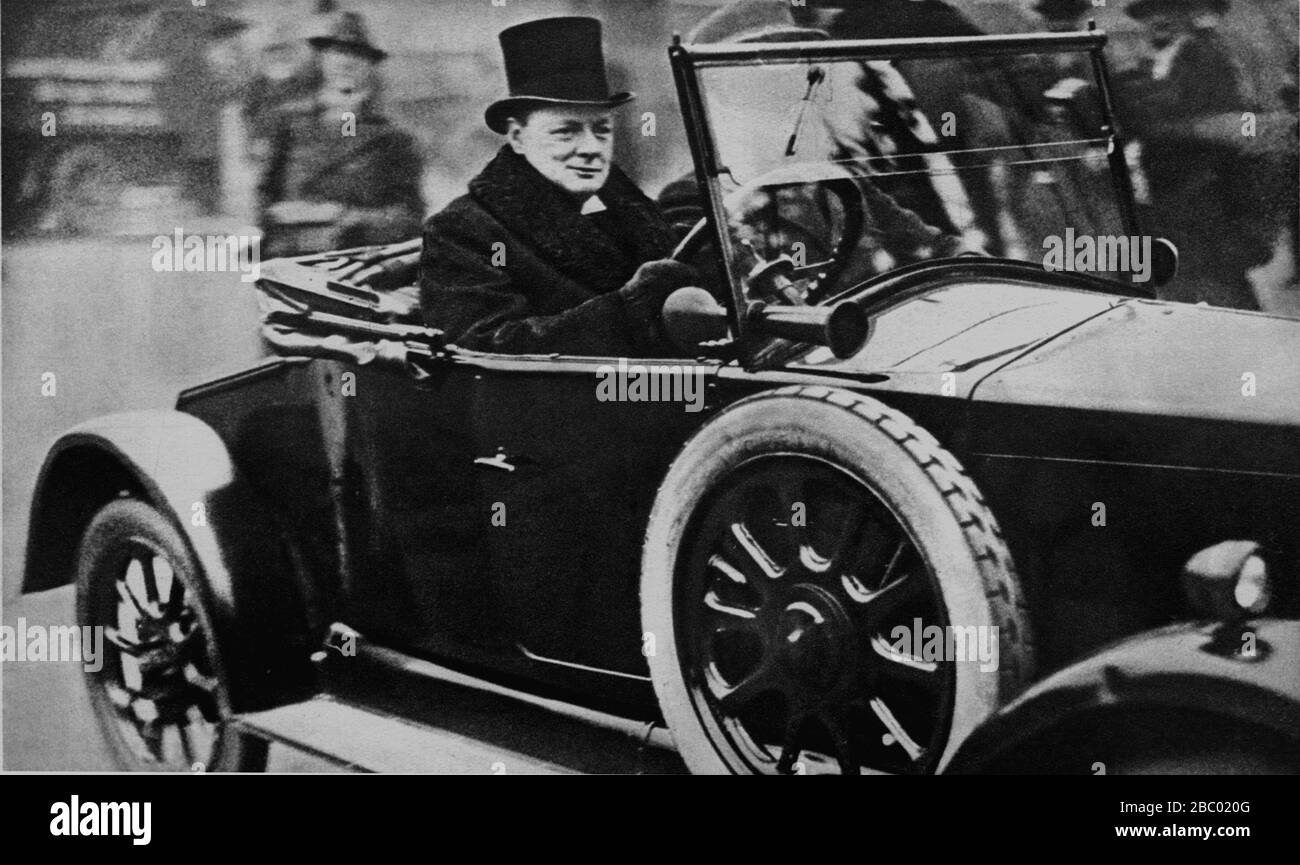 Winston Churchill als Schatzkanzler fuhr mit seinem zweisitzigen Cabriolet. 1925. Stockfoto
