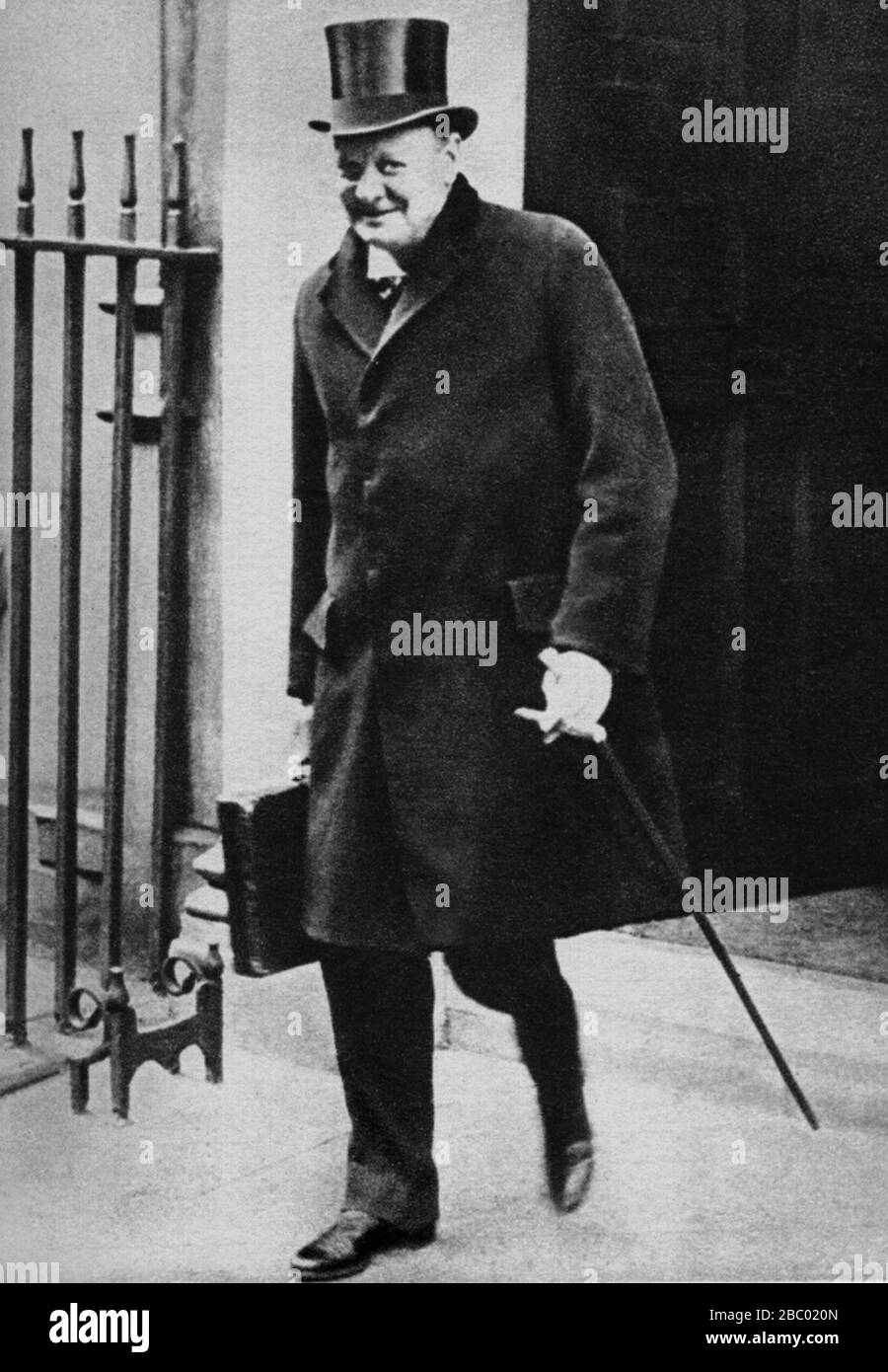 Winston Churchill als Schatzkanzler auf dem Weg An das Unterhaus, um seinen ersten Haushalt zu liefern Rede.29. April 1925 Stockfoto