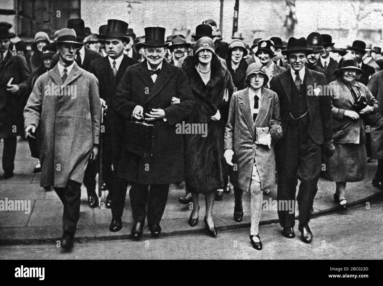 Churchill auf dem Weg zum Parlament, um die fünfte Haushaltsrede zu halten. Mit ihm sind Sohn Randolph, Frau Clementine, Tochter Sarah und Robert Boothby.15.4.'29 Stockfoto