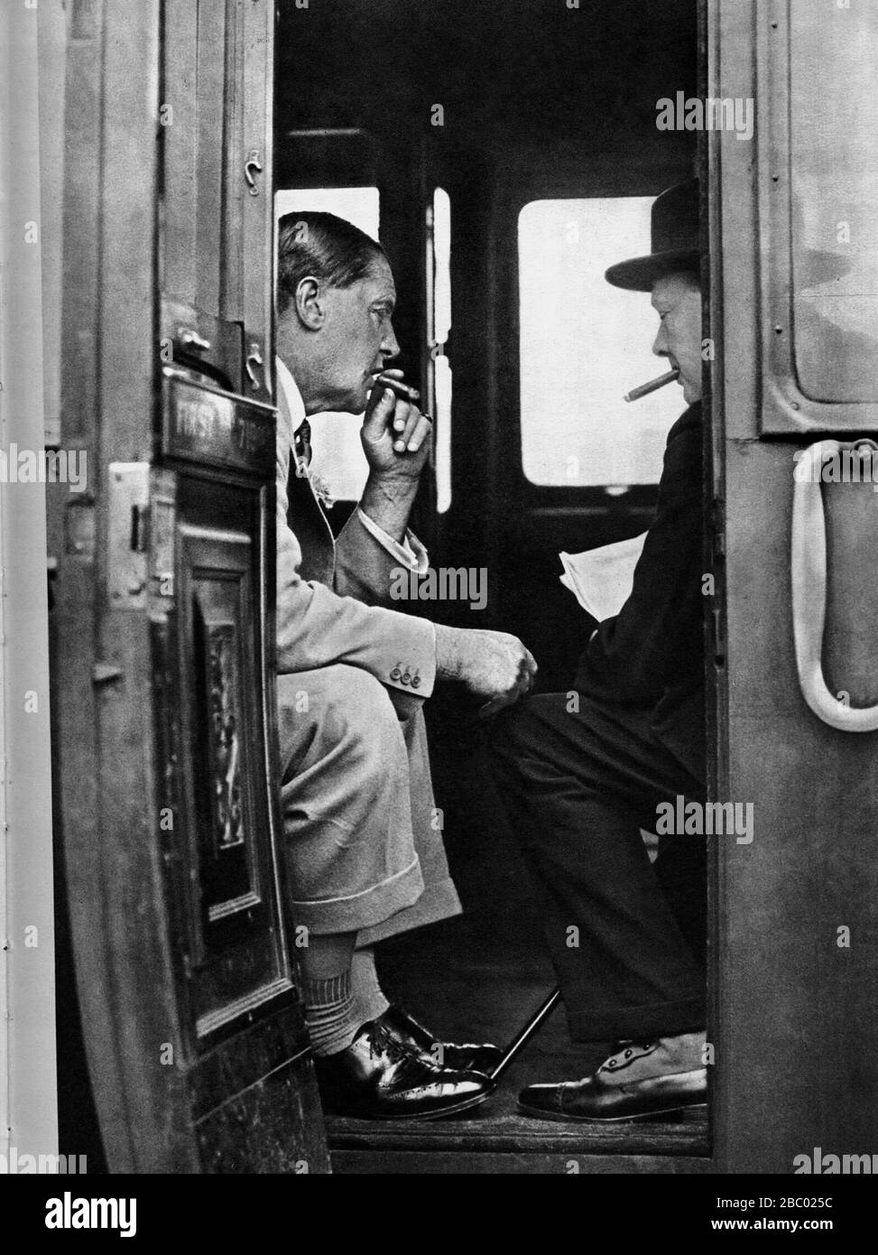 Winston Churchill bietet Auf Wiedersehen seinem Freund Lord Bikenhead an, dem ehemaligen F.E.Smith, der auf dem Weg zu einem Urlaub in Amerika ist. Juli 1929 Stockfoto