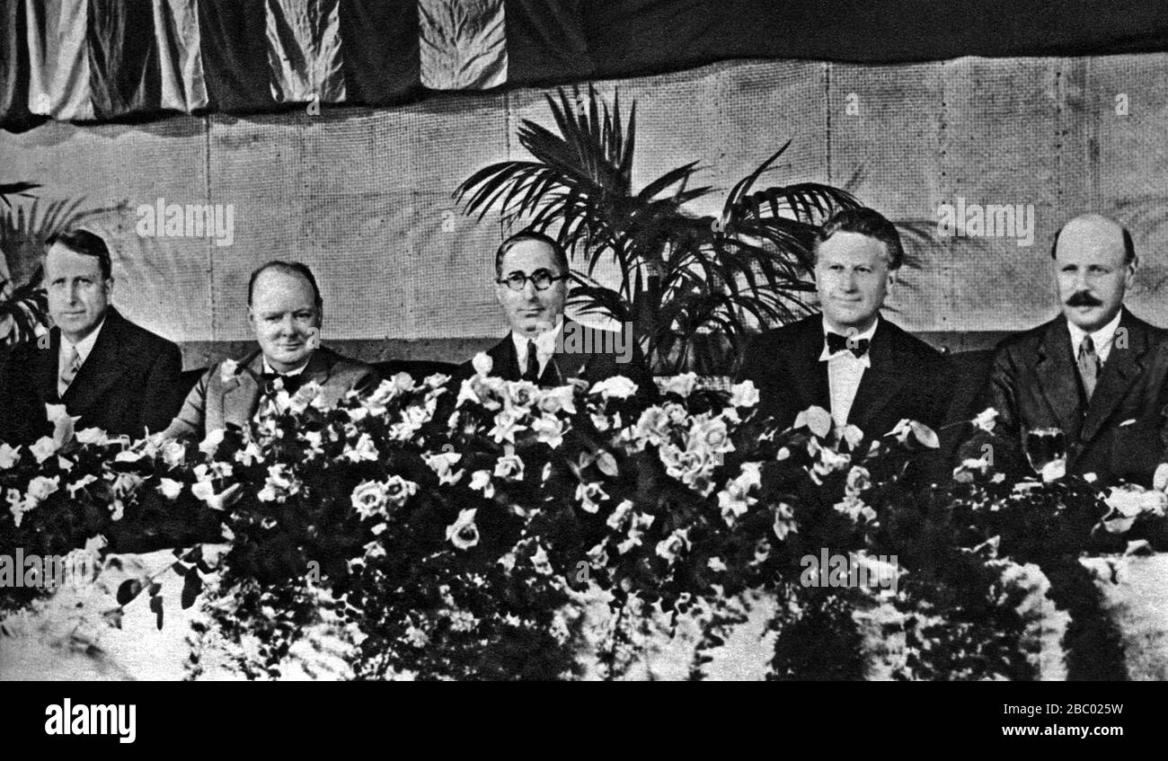 Winston Churchill als Ehrengast bei einem Mittagessen im MGM, Hollywood. Flankiert wird er von Louis B Meyer (links) und Randolph Hearst.September 1929. Stockfoto