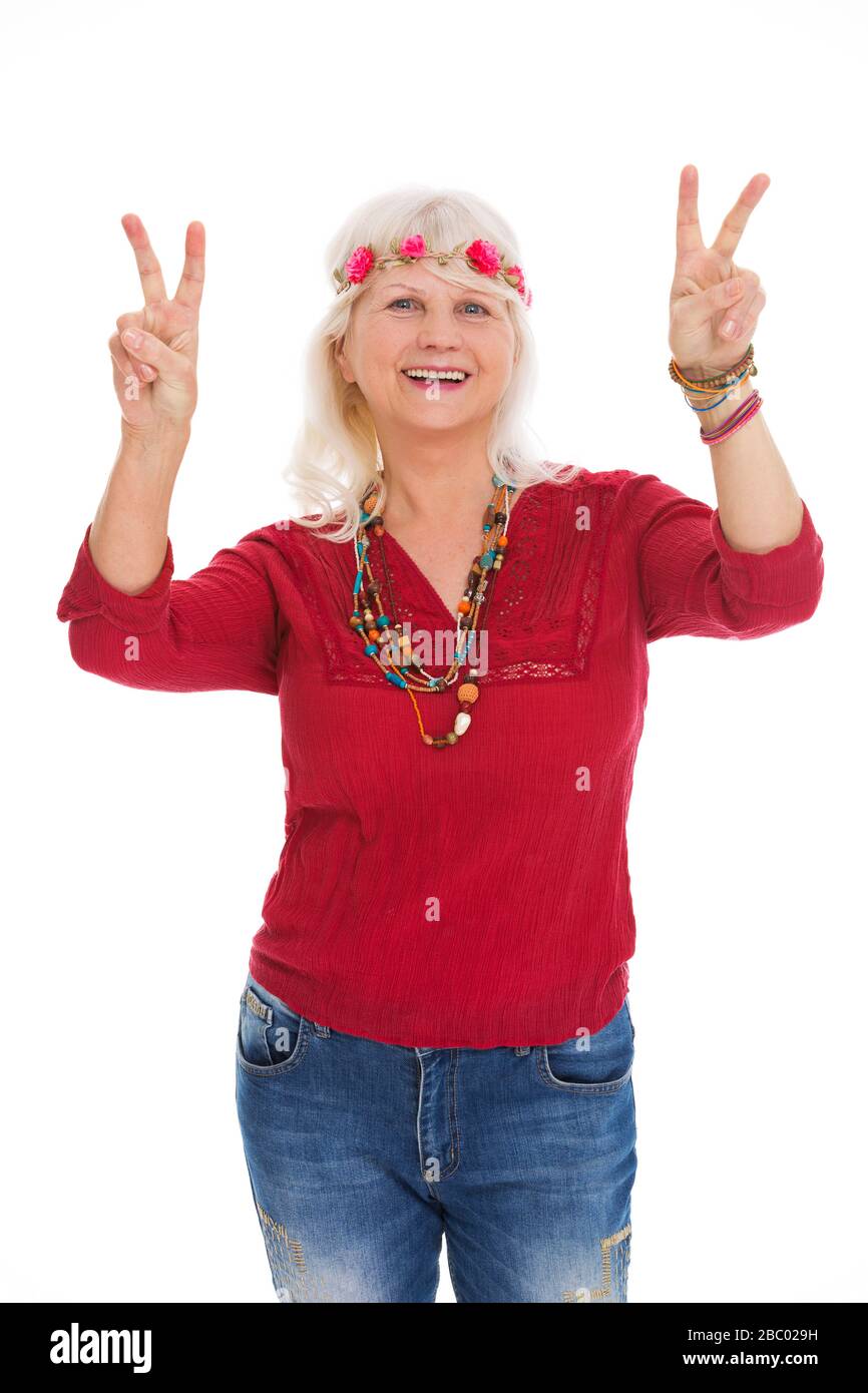 Seniorin wie ein Hippie gekleidet Stockfoto