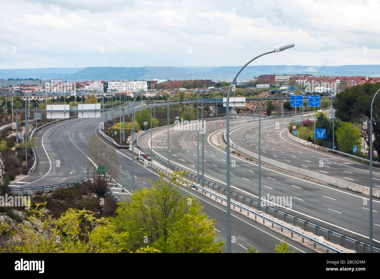 Leere Straßen am 17. Tag, nachdem die spanische Regierung wegen des COVID-19-Coronavirus den Ausnahmezustand erklärt hatte. Die Bevölkerung befindet sich derzeit zu Hause bis zum 11. April unter Quarantäne. Die spanische Polizei und die spanische Armee inspizieren Menschen, die durch die Straßen laufen. Spaziergänge in Krankenhäusern, Supermärkten, Kiosken und Apotheken sowie der Export von Haustieren und die Arbeitsweise sind erlaubt. Madrid, 1. April 2020. Nutzung weltweit Stockfoto