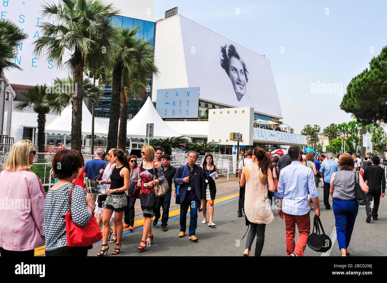 CANNES, FRANKREICH - 14. MAI: Menschen rund um das Palais des Festivals, in der Promenade de la Croisette, während der 68. Ausgabe der Cannes Film Festival o Stockfoto