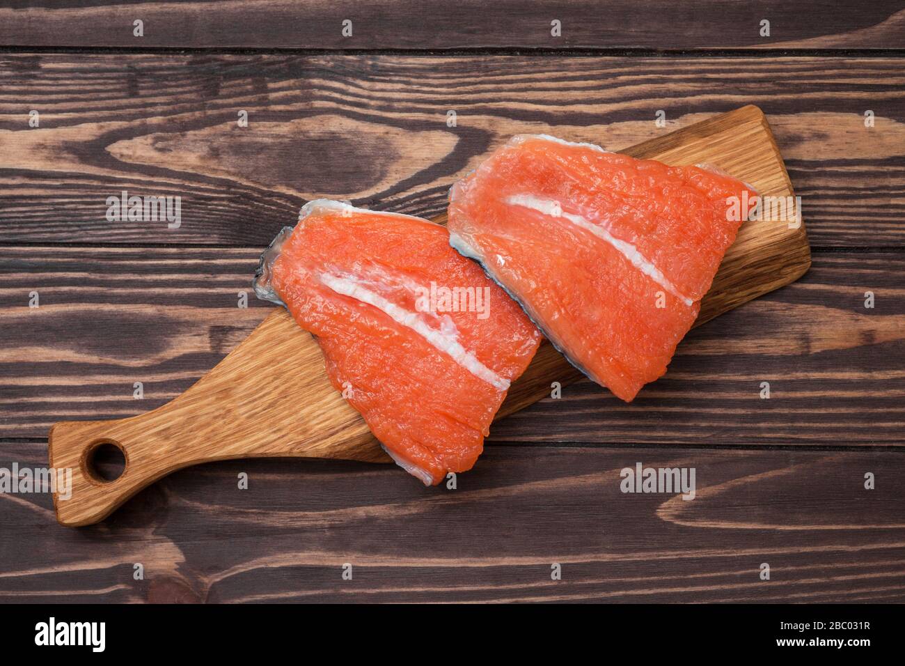 Filet aus eingepicktem rotem Fisch auf einem Holzbrett. Meeresfrüchte. Ansicht von oben. Stockfoto