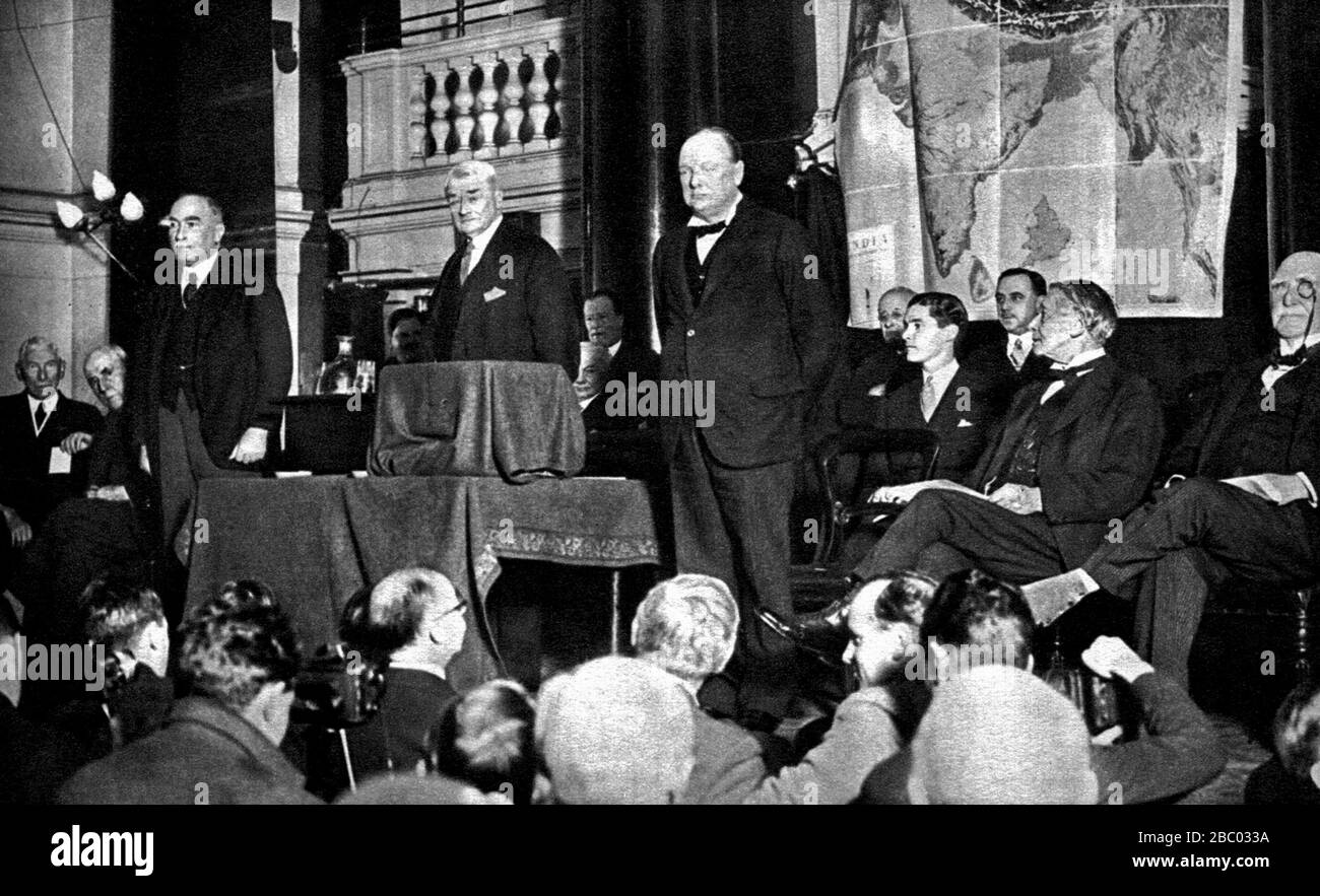 Winston Churchill auf der Plattform der British Empire Society. Mit ihm sind Feldmarschall Sir Claude Jacob und Lord Sumner. Dezember 1931 Stockfoto