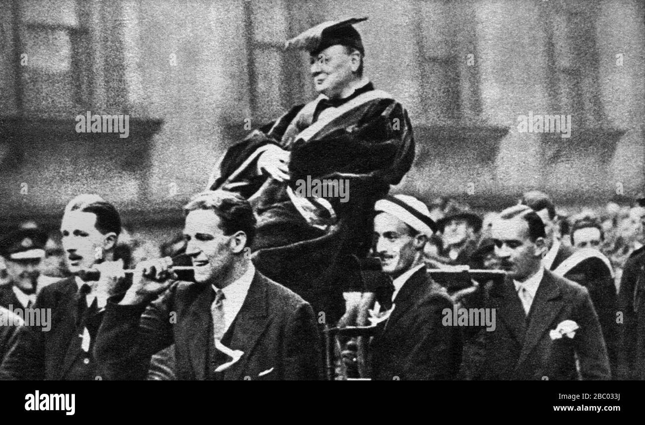 Winston Churchill trug hoch von Studenten auf dem Werden Lord Rector Der Universität Edinburgh.März 1931 Stockfoto