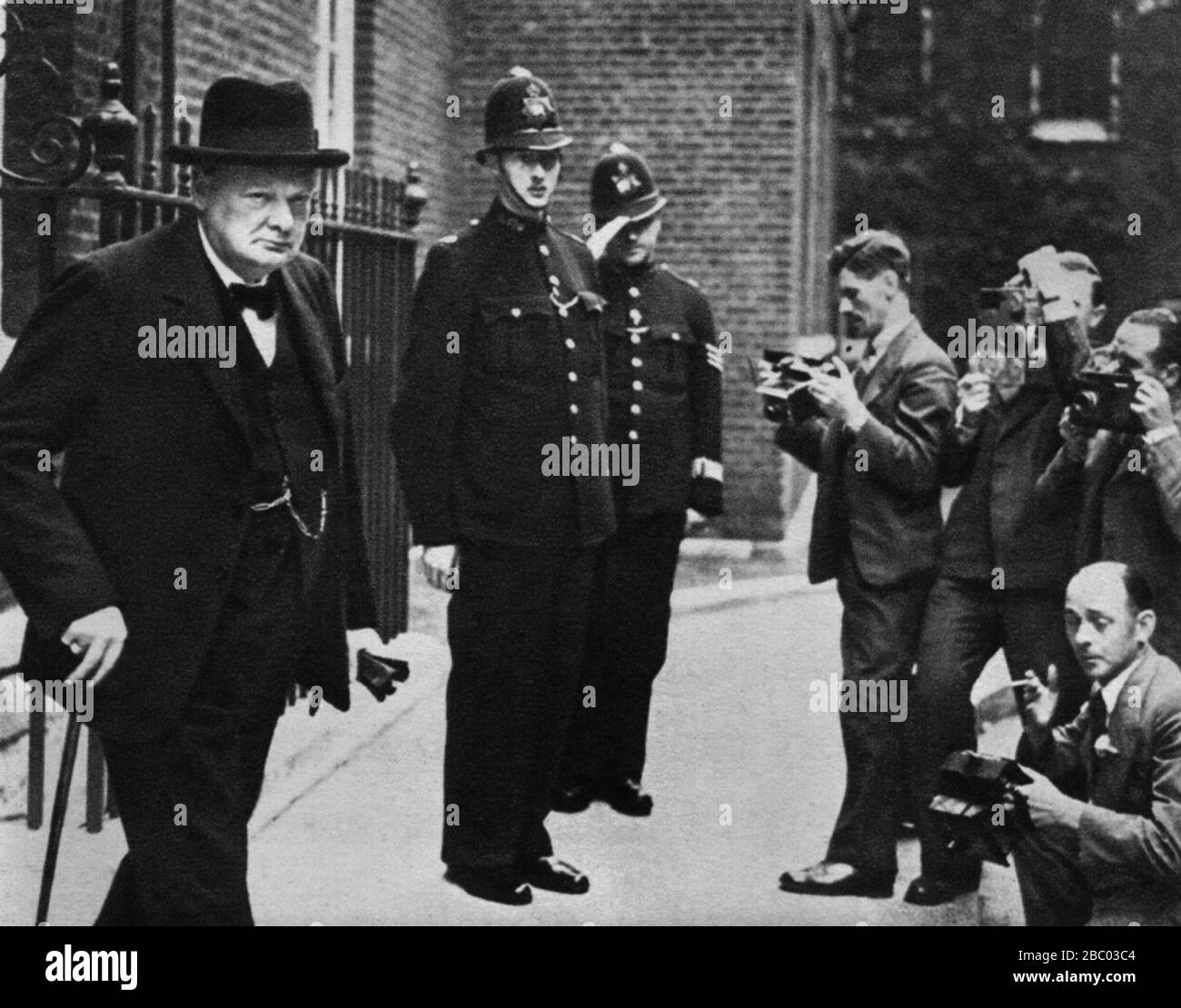 Winston Churchill verlässt 10 Downing Street. Premierminister Neville Chamberlain hatte ihn gerade in das Kriegskabinett berufen. September 1939 Stockfoto