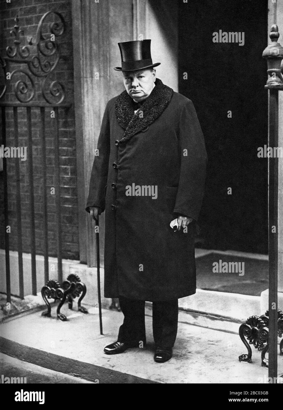 Winston Churchill auf dem Weg von 10 Downing Street zur Beerdigung von Neville Chamberlin. November 1940 Stockfoto