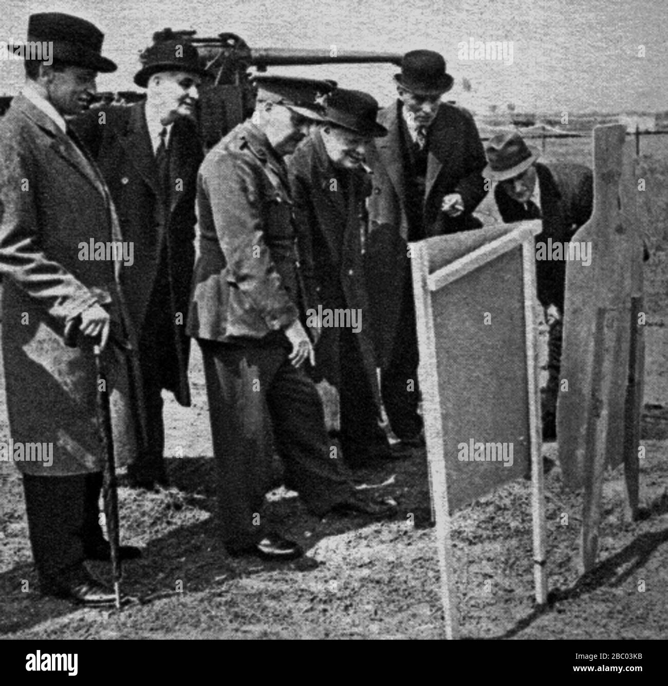 Churchill, Sir Archibald Sinclair und Lord Cherwell überprüfen Churchills Scharfschützenkunst mit einer Sten Gun auf einem Schießstand. Juni 1941 Stockfoto