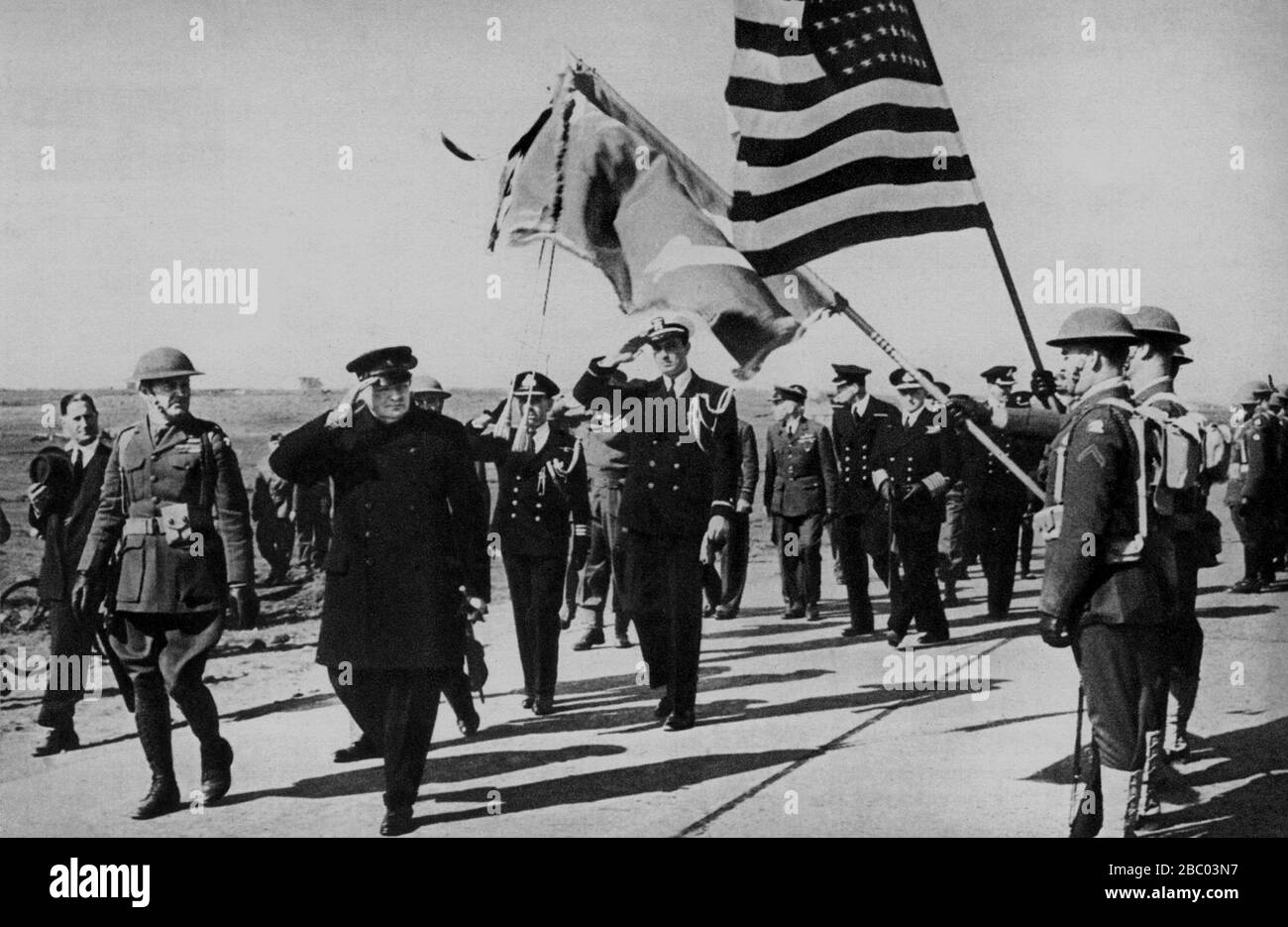 Churchill begrüßt die Stars and Stripes und die Flagge der US-Marineinfanteristen bei einem Besuch in Island. August 1941. Hinter ihm F.D. Roosevelt, Sohn des US-Präsidenten Stockfoto