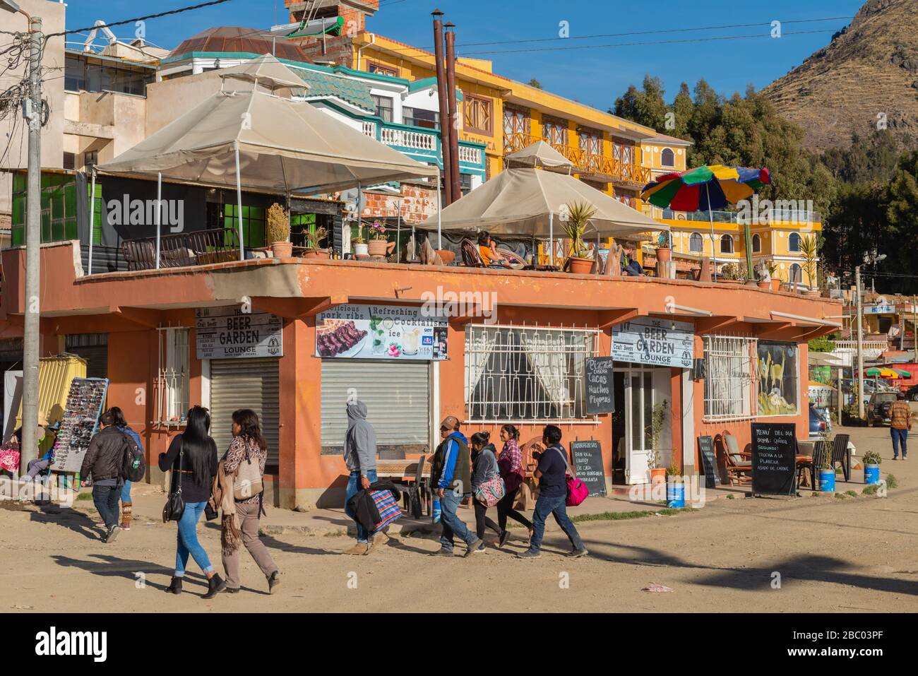 Leben an der Küstenpromenade Avenida Costanera, Copacabana, Titicacasee, Anden Mountains, Department La Paz, Bolivien, Lateinamerika Stockfoto