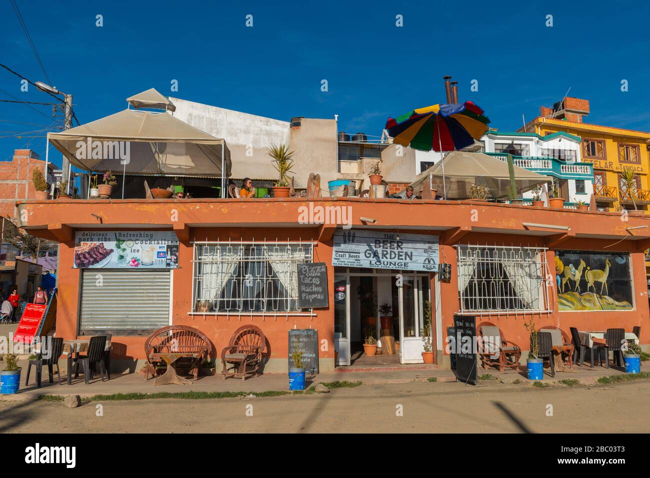 Leben an der Küstenpromenade Avenida Costanera, Copacabana, Titicacasee, Anden Mountains, Department La Paz, Bolivien, Lateinamerika Stockfoto