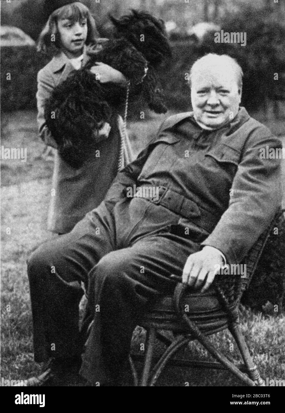 Churchill mit Diana Hopkins, Tochter von Harry Hopkins, Roosevelts Berater für Außenpolitik. Mit ihnen der Hund des Präsidenten, 'Fala'. Dezember 1941 Stockfoto