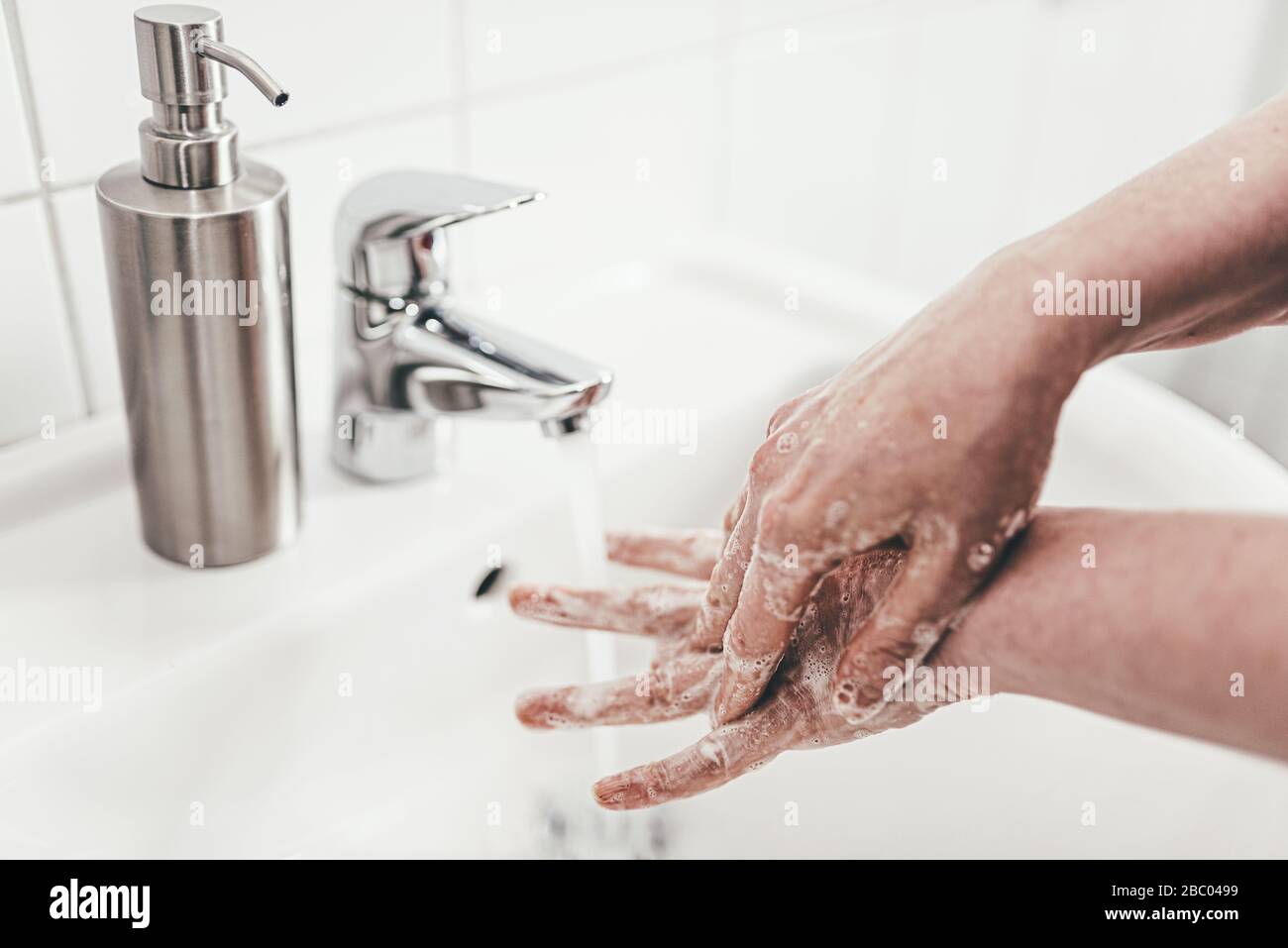 Nahaufnahme der Frau, die ihre Hände gründlich mit Seife bei der lavatorischen, hygienischen Maßnahme während des Kovid-19-Coronavirus-Ausbruchs waschen konnte Stockfoto