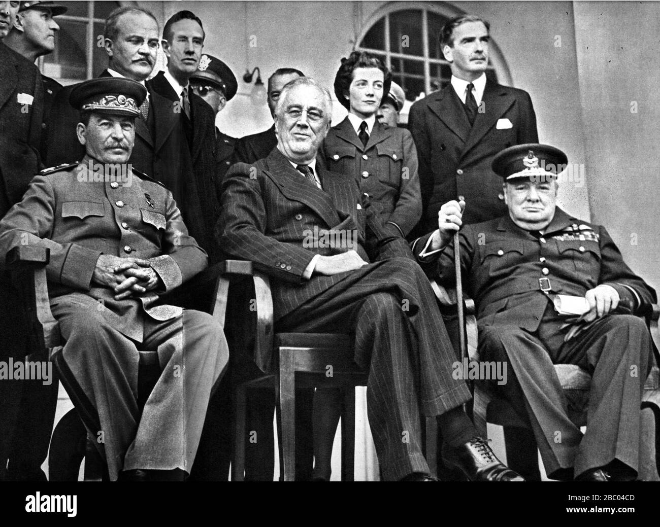 Churchill mit Stalin und Roosevelt auf der Teheran-Konferenz, 28. November 1943. Ebenfalls anwesend: Molotov, Eden, Harriman, Hopkins und Sarah Churchill. Stockfoto