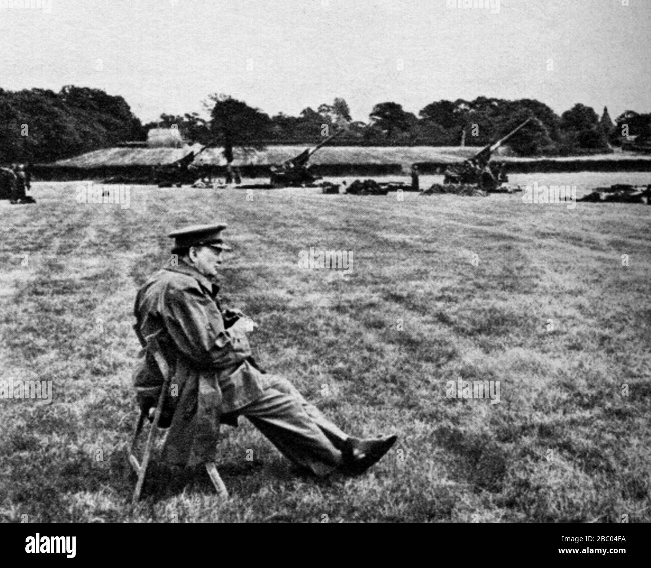 Winston Churchill beobachtet eine Anti-Flugzeug-Batterie gegen deutsche Bomben verwendet. Kent. Juni 1944 Stockfoto